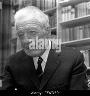 Deutscher General a. D. Walther von Seydlitz-Kurzbach in Bremen, Deutschland 1960er Jahre. Former German Wehrmacht general Walther von Seydlitz-Kurzbach at Bremen, Germany 1960s. Stock Photo