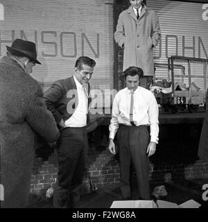 Der Schauspieler George Nader bei Dreharbeiten zu einem Jerry Cotton Film in Hamburg, Deutschland 1960er Jahre. Actor George Nader at the set of one of the Jerry Cotton movies at Hamburg, Germany 1960s. Stock Photo