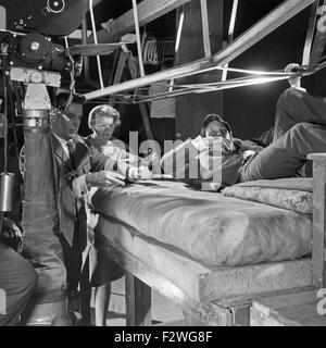 Der Schauspieler George Nader bei Dreharbeiten zu einem Jerry Cotton Film in Hamburg, Deutschland 1960er Jahre. Actor George Nader at the set of one of the Jerry Cotton movies at Hamburg, Germany 1960s. Stock Photo