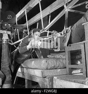Der Schauspieler George Nader bei Dreharbeiten zu einem Jerry Cotton Film in Hamburg, Deutschland 1960er Jahre. Actor George Nader at the set of one of the Jerry Cotton movies at Hamburg, Germany 1960s. Stock Photo