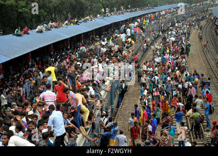 Dhaka, Bangladesh. 23rd Sep, 2015. Homebound people climb on the rooftop of a train in Dhaka, capital of Bangladesh, Sept. 23, 2015. Thousands of Bangladesh capital dwellers started leaving the city for hometown to celebrate Eid al-Adha festival. Credit:  Shariful Islam/Xinhua/Alamy Live News Stock Photo