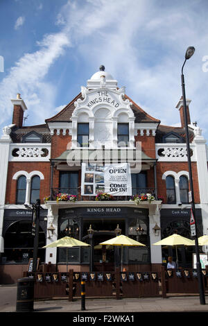 Kings Head on Upper Tooting Rd  in Tooting SW17 - London UK Stock Photo