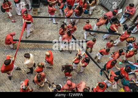 Barcelona, Catalonia, Spain. 24th Sep, 2015. The 'Castellers of Barcelona' get ready for the casteller's day mutually helping with the typical black 'faixa' (belt), one of the most important pieces of their clothing, in Barcelona's townhall on the Merce holiday © Matthias Oesterle/ZUMA Wire/Alamy Live News Stock Photo