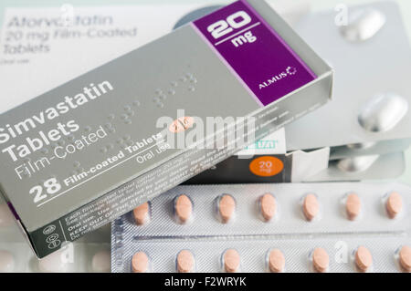Simvastatin and Atorvastatin, two of the most commonly prescribed statins in the UK Stock Photo