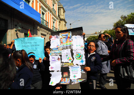 La Paz, Bolivia, 24th September 2015. Schoolchildren celebrate the verdict of the International Court of Justice in The Hague that it did have jurisdiction to judge Bolivia's case against Chile. Bolivia asked the ICJ in 2013 to demand that Chile negotiated access to the Pacific Ocean for Bolivia (Bolivia lost its coastal province to Chile during the War of the Pacific (1879-1884)). Chile raised an objection that the case wasn't within the ICJ's jurisdiction. Credit:  James Brunker/Alamy Live News Stock Photo