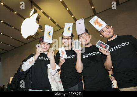Tokyo, Japan. 25th September, 2015. Satisfied buyers show their new iPhone 6s and iPhone 6s Plus during the launching of Apple's new smartphones at the Apple store in Omotesando on September 25, 2015. In previous years there have been many more people lining up outside Tokyo's Apple stores with homeless even being employed to purchase phones to sell in China. Credit:  Aflo Co. Ltd./Alamy Live News Stock Photo
