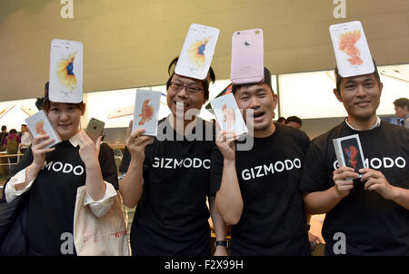 Tokyo, Japan. 25th September, 2015. Tokyo, Japan - Despite the drizzling rain, some 40 on-line reservation buyers visit the Apple Store in Tokyos upscale Omotesando neighborhood as the iPhones new models - iPhone 6s and iPhone 6s Plus. 25th Sep, 2015. go on sale on Friday, September 25, 2015. Credit:  Aflo Co. Ltd./Alamy Live News Stock Photo