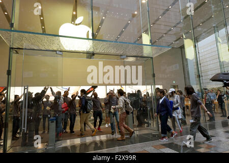 Tokyo, Japan. 25th September, 2015. Tokyo, Japan - Despite the drizzling rain, some 40 on-line reservation buyers visit the Apple Store in Tokyos upscale Omotesando neighborhood as the iPhones new models - iPhone 6s and iPhone 6s Plus. 25th Sep, 2015. go on sale on Friday, September 25, 2015. Credit:  Aflo Co. Ltd./Alamy Live News Stock Photo