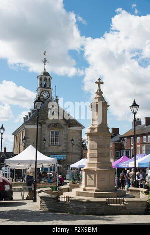 War Memorial and Georgian Town Hall, Market Place, Brackley, Northamptonshire, England, United Kingdom Stock Photo