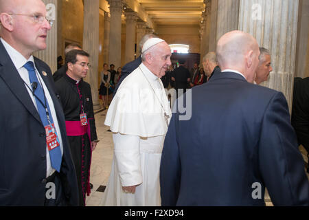 Washington DC, USA. 24th September, 2015. Washington DC, USA. 24th Sep, 2015. Pope Francis (C) arrives at the U.S. Capitol in Washington DC, USA, 24 September 2015. Pope Francis is on a five-day trip to the USA, which includes stops in Washington DC, New York and Philadelphia, after a three-day stay in Cuba. Credit:  dpa picture alliance/Alamy Live News Stock Photo