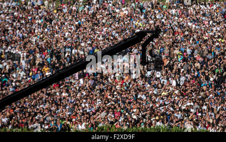 Washington DC, USA. 24th September, 2015. A camera boom extends over a crowd of thousands waiting for Pope Francis along with House and Senate leadership as well as local clergy to gather on the balcony of the Speaker of the House on September, 24, 2015 in Washington, DC. Credit:  dpa picture alliance/Alamy Live News Stock Photo
