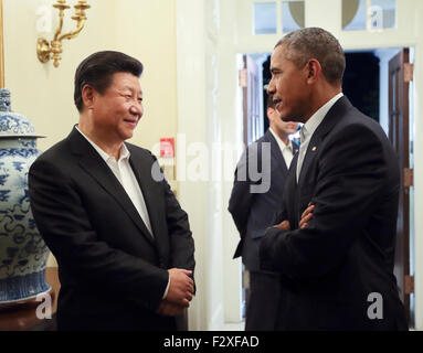 Washington, DC, USA. 24th Sep, 2015. Chinese President Xi Jinping (L) is greeted by U.S. President Barack Obama as he arrives at the White House in Washington, DC, the United States, Sept. 24, 2015. The two leaders later walked along Pennsylvania Avenue to the Blair House, across a street from the White House, for a meeting. Credit:  Lan Hongguang/Xinhua/Alamy Live News Stock Photo