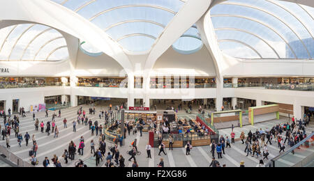 Birmingham, UK. 24th September, 2015. 24th September 2015. The opening day of Birmingham's Grand Central shopping center and the renovated New Street Station, Birmingham, West Midlands, England, UK Thousands of shoppers visit the new complex on it's opening day. Credit:  paul weston/Alamy Live News Stock Photo