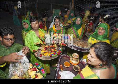 Groom's family & friends bring food stuffs to the Bangladeshi wedding reception in Brooklyn, NY. Stock Photo