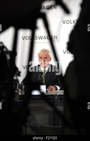 Wolfsburg, Germany. 25th Sep, 2015. Matthias Mueller, the new chief executive of Volkswagen AG, holds a press conference at the VW factory in in Wolfsburg, Germany, 25 September 2015. PHOTO: RAINER JENSEN/DPA/Alamy Live News Stock Photo