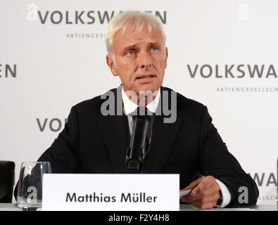 Wolfsburg, Germany. 25th Sep, 2015. Matthias Mueller, the new chief executive of Volkswagen AG, holds a press conference at the VW factory in in Wolfsburg, Germany, 25 September 2015. PHOTO: JULIAN STRATENSCHULTE/DPA/Alamy Live News Stock Photo