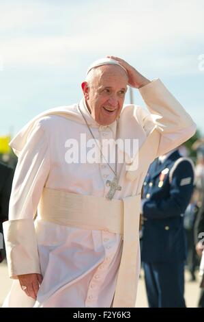Washington, DC, USA. 24th Sep, 2015. Pope Francis holds on to his cap on a windy day as he departs from Joint Base Andrews after a two-day visit to Washington September 24, 2015 in Camp Springs, Maryland. This is the first visit by Pope Francis to the United States which continues in New York and Philadelphia. Stock Photo