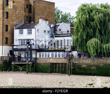 The Prospect of Whitby, Traditional English Riverside pub at Thames low tide, London UK Stock Photo