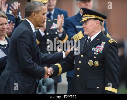 Arlington, Virginia, USA. 25th Sep, 2015. U.S. President Barack Obama thanks outgoing Chairman of the Joint Chiefs Gen. Martin Dempsey during a change of responsibility ceremony at Joint Base Myer-Henderson Hall September 25, 2015 in Arlington, Virginia. Gen. Dempsey retires from the military after 41 years in service and is succeeded by Marine Gen. Joseph Dunford. Stock Photo