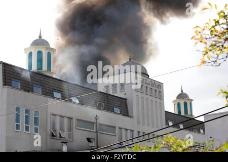 Morden, South West London, UK, 26th Sep, 2015. London Mosque fire: over 70 firefighters tackle blaze. Morden, South West London, UK, 26th Sep, 2015. Ten fire engines sent to Baitul Futuh mosque in south London to attend the fire in Morden South, South West London, United Kingdom © Jeff Gilbert/Alamy Live News Credit:  Jeff Gilbert/Alamy Live News Stock Photo