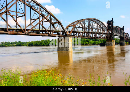 The 1899 Rock Island Railroad Bridge across the Arkansas River from North Little Rock to the William Clinton Presidential Center Stock Photo