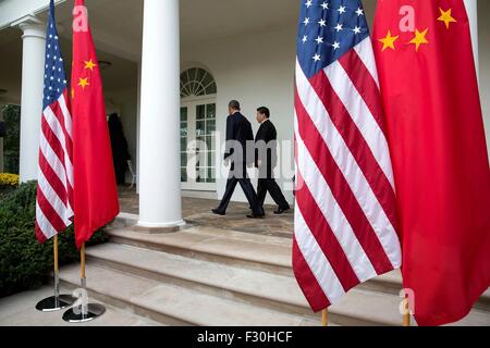 Washington DC, US. 25th Sep, 2015. U.S. President Barack Obama and Chinese President Xi Jinping walk along the Colonnade to the Oval Office at the White House September 25, 2015 in Washington, DC. Stock Photo