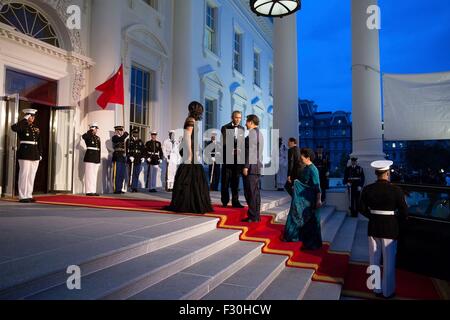 Washington DC, US. 25th Sep, 2015. U.S. President Barack Obama and First Lady Michelle Obama welcome Chinese President Xi Jinping and Madame Peng Liyuan on the steps of the North Portico of the White House September 25, 2015 in Washington, DC. Stock Photo