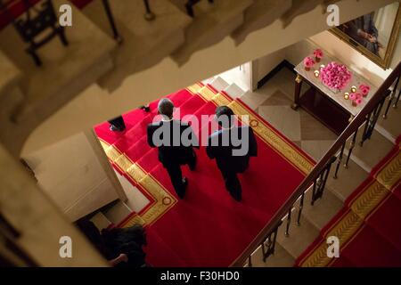 Washington DC, US. 25th Sep, 2015. U.S. President Barack Obama and Chinese President Xi Jinping descend the Grand Staircase of the White House September 25, 2015 in Washington, DC. Stock Photo