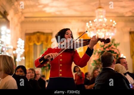 Washington DC, US. 25th Sep, 2015. A violinist from the Marine Band plays during the State Dinner for Chinese President Xi Jinping in the East Room of the White House September 25, 2015 in Washington, DC. Stock Photo