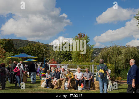 Malvern Worcestershire, UK.  27th September 2016.  Visitors to the malvern Autumn show enjoyed glorious sunshine and blue skys as the gardening season is extended with this fine weather.  Visitors enjoy a cooling glass of cider in the autumn sunshine Credit:  Ian Thwaites/Alamy Live News Stock Photo