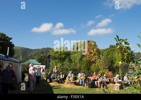 Malvern Worcestershire, UK.  27th September 2016.  Visitors to the malvern Autumn show enjoyed glorious sunshine and blue skys as the gardening season is extended with this fine weather.  Visitors enjoy a cooling glass of cider in the autumn sunshine Credit:  Ian Thwaites/Alamy Live News Stock Photo