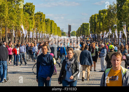 Paris, France. Crowd Scene of People Participating at Environmental Street Event, 'Journée Sans Voiture', (Day Without Cars) , Avenue des Champs-Elyees, crowd walking Stock Photo