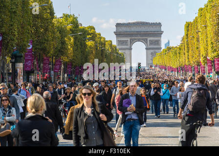 Paris, France. Crowd Scene, People Participating at Environmental Street Event, 'Journée Sans Voiture', (Day Without C-ars) , Avenue des Champs-Elyees, crowd walking Stock Photo