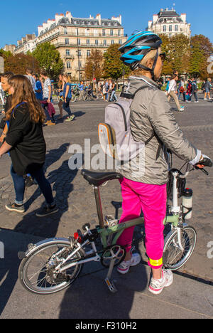 Paris, France. Large Crwd People Participating at Environmental Street Event, 'Journée Sans Voiture', (Day Without Cars) , Avenue des Champs-Elyees, cycling europe, family sports, Woman bicycling Stock Photo