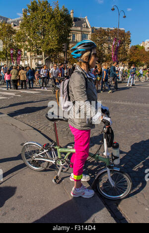 Paris, France, People Participating at Environmental Street Event, 'Journée Sans Voiture', (Paris Without C-ars) ,bicycling, Avenue des Champs-Elyees, cycling europe, paris bicycling Stock Photo