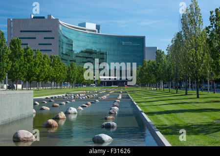 ENTRANCE REFLECTING POOL (©PETER WALKER & PARTNERS 2008) MILLER PAVILLION (©NBBJ 2008) CLEVELAND CLINIC MAIN CAMPUS CLEVELAND OHIO USA Stock Photo