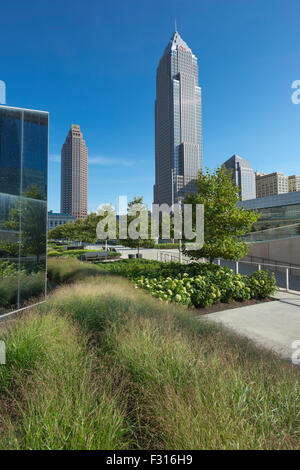 KEY BANK BUILDING TOWER (©CESAR PELLI 1991) THE MALL FREE PUBLIC GARDENS DOWNTOWN CLEVELAND OHIO USA Stock Photo