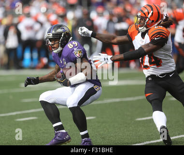 Baltimore, Maryland, USA. 27th Sep, 2015. Baltimore Ravens WR Steve Smith Sr. (89) in action during a matchup against the Cincinnati Bengals at M&T Bank Stadium in Baltimore, MD on September 27, 2015. Cincinnati Bengals CB Adam Jones (24) defends. Credit:  Cal Sport Media/Alamy Live News Stock Photo