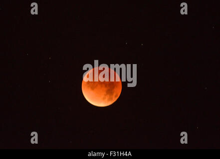 Manchester, UK 28th September 2015 The supermoon at 03.35 Supermoon Manchester, UK Credit:  John Fryer/Alamy Live News Stock Photo