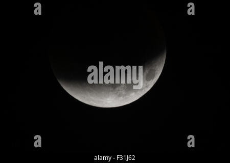 Marazion, Cornwall, UK. 28th September 2015. Total eclipse of the moon, with a blood red moon at the end. Credit:  Simon Maycock/Alamy Live News Stock Photo