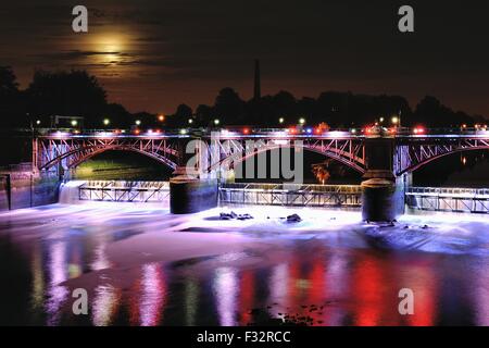 Glasgow, Scotland, UK. 28th September, 2015. The Moon rises over Glasgow Green and the River Clyde Credit:  Tony Clerkson/Alamy Live News Stock Photo