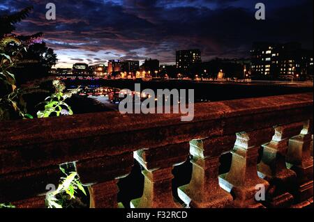 Glasgow, Scotland, UK. 28th September, 2015. The sun sets over Glasgow city centre and the River Clyde creating a dramatic night sky Credit:  Tony Clerkson/Alamy Live News Stock Photo