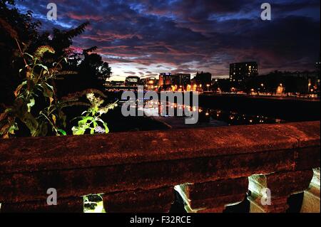 Glasgow, Scotland, UK. 28th September, 2015. The sun sets over Glasgow city centre and the River Clyde creating a dramatic night sky Credit:  Tony Clerkson/Alamy Live News Stock Photo