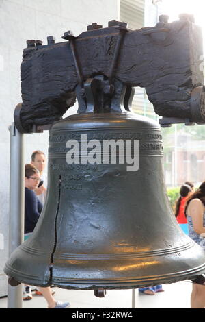 The cracked, 1-ton symbol of American independence, the Liberty Bell, in Philadelphia, Pennsylvania, USA Stock Photo
