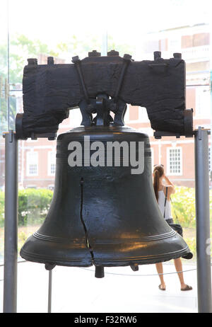 The cracked, 1-ton symbol of American independence, the Liberty Bell, in Philadelphia, Pennsylvania, USA Stock Photo