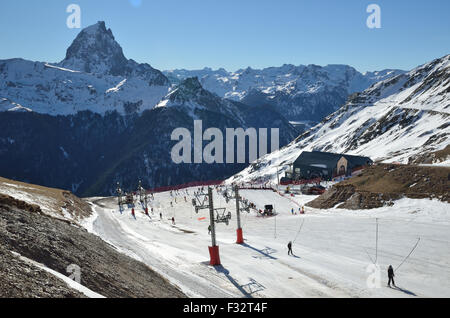 Artouste ski resort against the peak du Midi d'Ossau Stock Photo