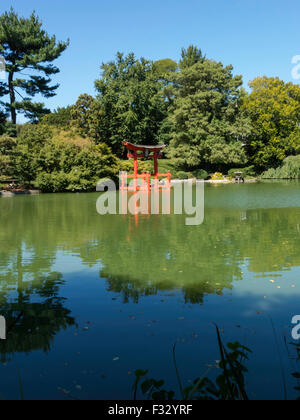 Gate, Japanese Hill-and-Pond Garden, Shinto Shrine in The Brooklyn Botanic Garden, NYC, USA Stock Photo