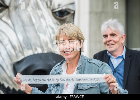 London, UK. 29th September, 2015. Emma Thompson (pictured), and Greenpeace UK Executive Director John Sauven, deliver a celebration speech to crowds outside Shell’s offices – in response to yesterday’s announcement by , the Anglo-Dutch oil major, Shell that it was pulling out of Arctic oil drilling. After speaking, Emma helped volunteer puppeteers move Aurora the double decker bus sized polar bear from in front of Shell’s front door. Credit:  Guy Bell/Alamy Live News Stock Photo