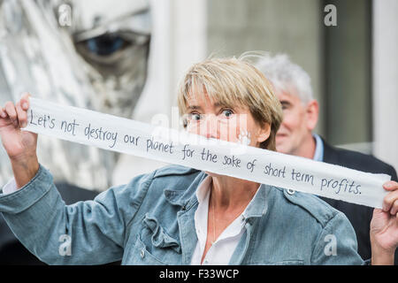 London, UK. 29th September, 2015. Emma Thompson (pictured), and Greenpeace UK Executive Director John Sauven, deliver a celebration speech to crowds outside Shell’s offices – in response to yesterday’s announcement by , the Anglo-Dutch oil major, Shell that it was pulling out of Arctic oil drilling. After speaking, Emma helped volunteer puppeteers move Aurora the double decker bus sized polar bear from in front of Shell’s front door. Credit:  Guy Bell/Alamy Live News Stock Photo