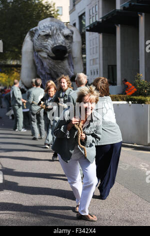 London, UK. 29th September, 2015. Emma Thompson, a staunch supporter of the Arctic and Greenpeace pulls the giant bear with Greenpeace supporters. Credit:  Kristian Buus/Alamy Live News Stock Photo